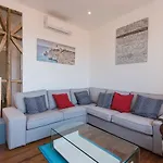 Lovelystay - Comfortable Apartment With River Views