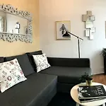 Principe Real - 2 Bedroom Apartment With Terrace
