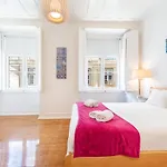 Sunny Downtown Apartment By Guestready