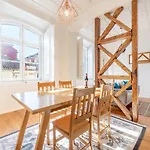 Sunny Downtown Apartment By Guestready