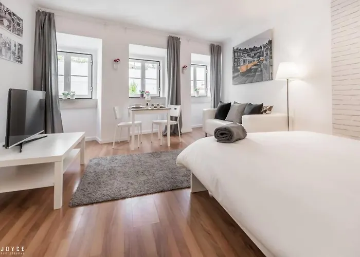 Inloveapartments - Under A Fig Tree