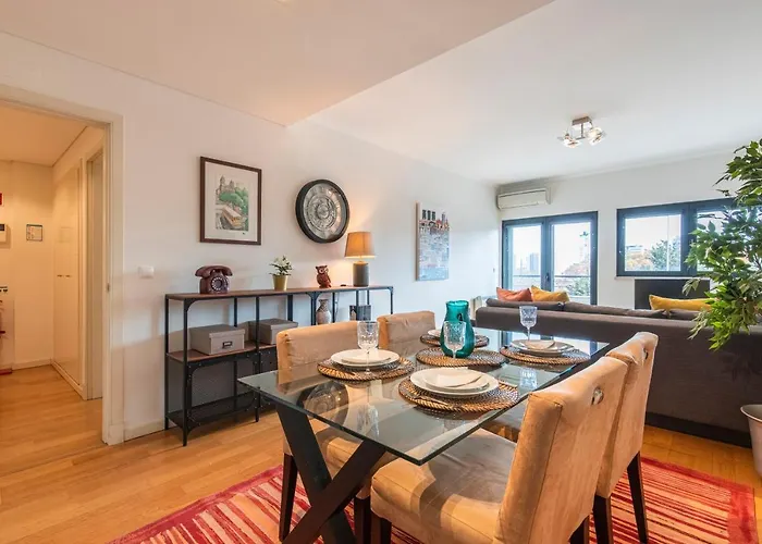 Fancy Apartment W/Metro At Doorstep By Lovelystay