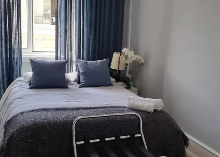 Quarto Aconchegante Com Janela E Vista Para Cidade