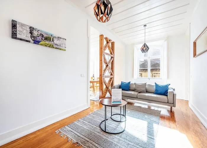 Sunny Downtown Apartment By Guestready