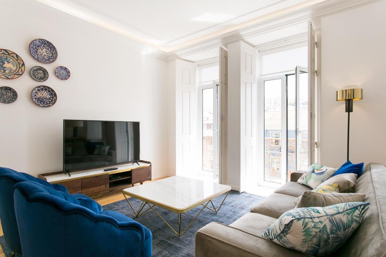 Apartment Luxury Retreat! 2 Suites, Balcony & Views!! *