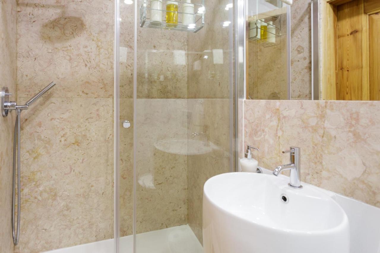 Chiado Rooftop Retreat: 19th Century Charm With River Views Apartment Lisbon