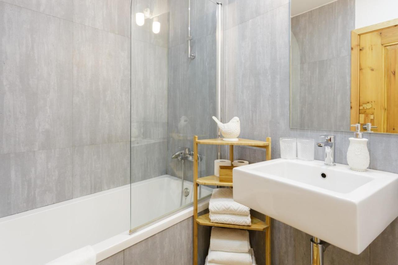 Chiado Rooftop Retreat: 19th Century Charm With River Views Apartment *