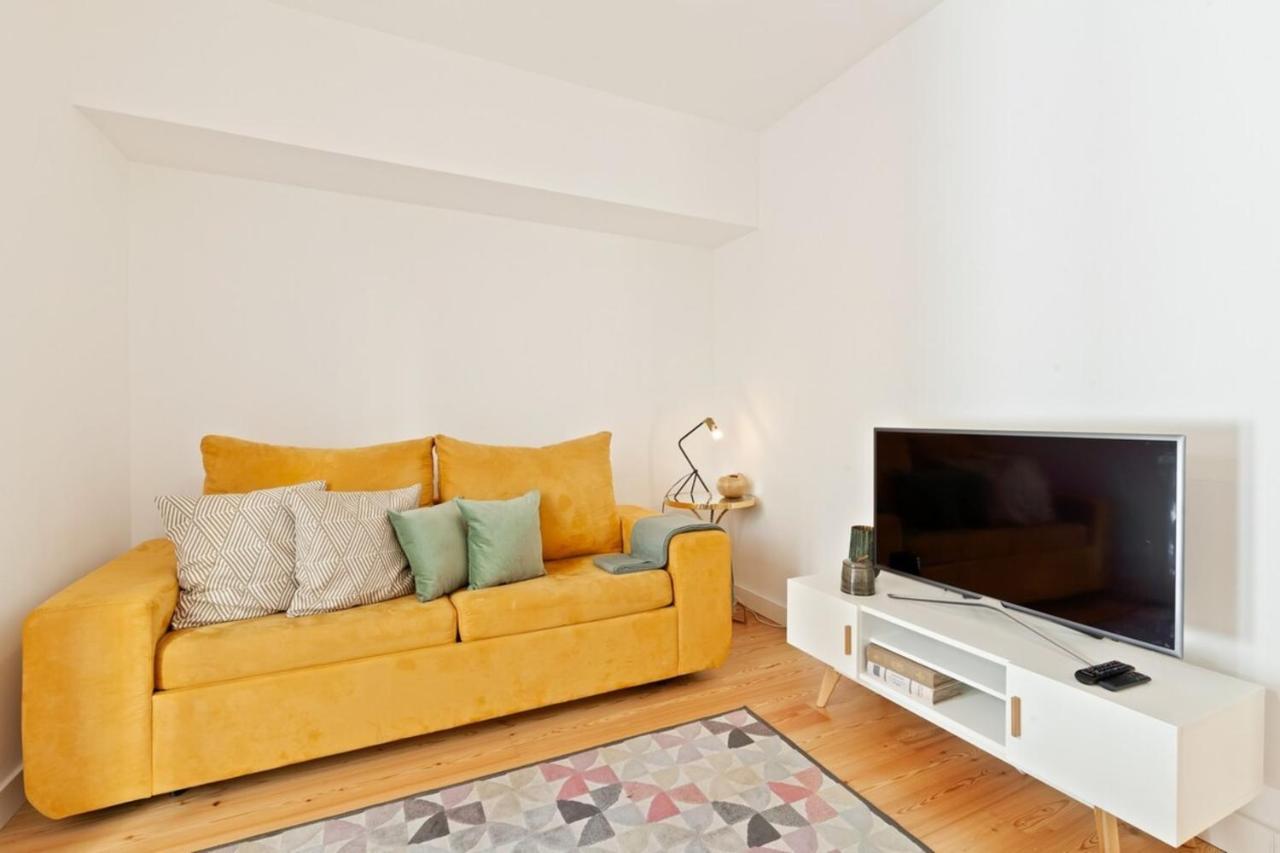 Bright 2 Bedroom With Parking In *