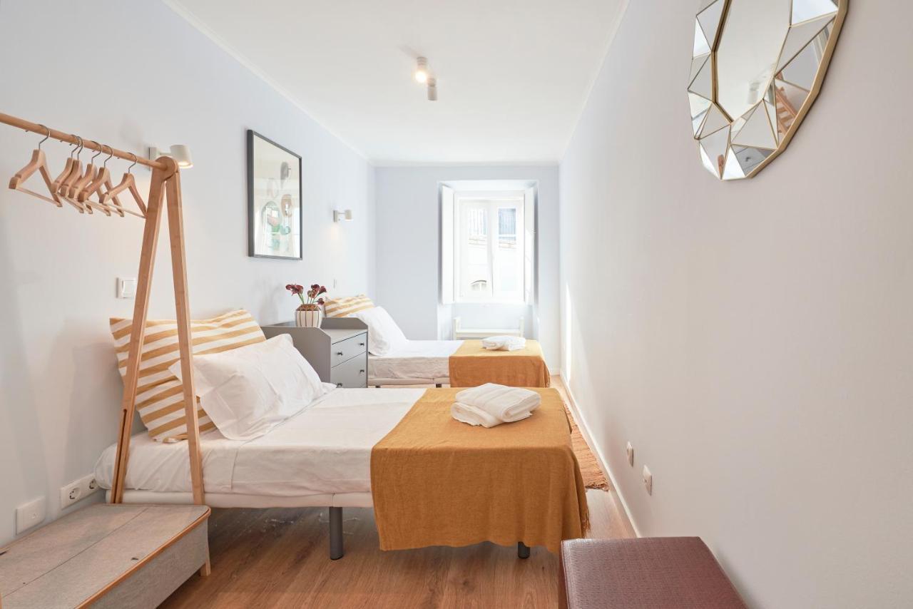 Amazing Terrace And Riverview In Historical Apartment Lisbon