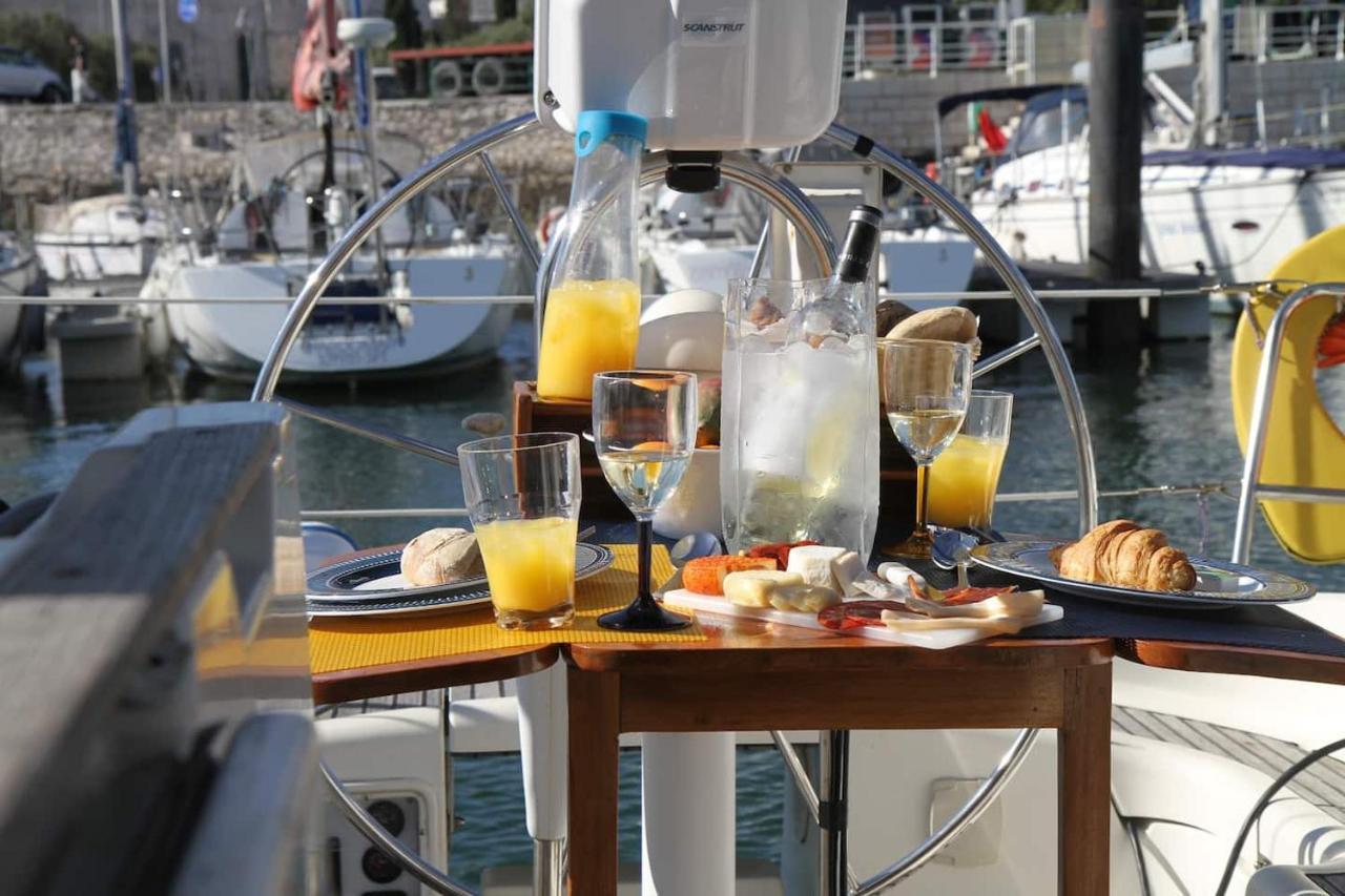 In A Boat - * Lisboa
