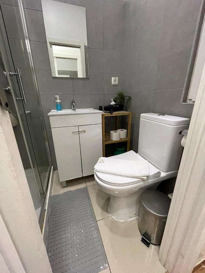 Guest house Antique M1 R1 - Amazing Double With Shared Bathroom In Marques Pombal *