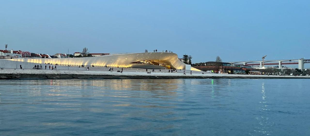 In A Boat - * Lisboa
