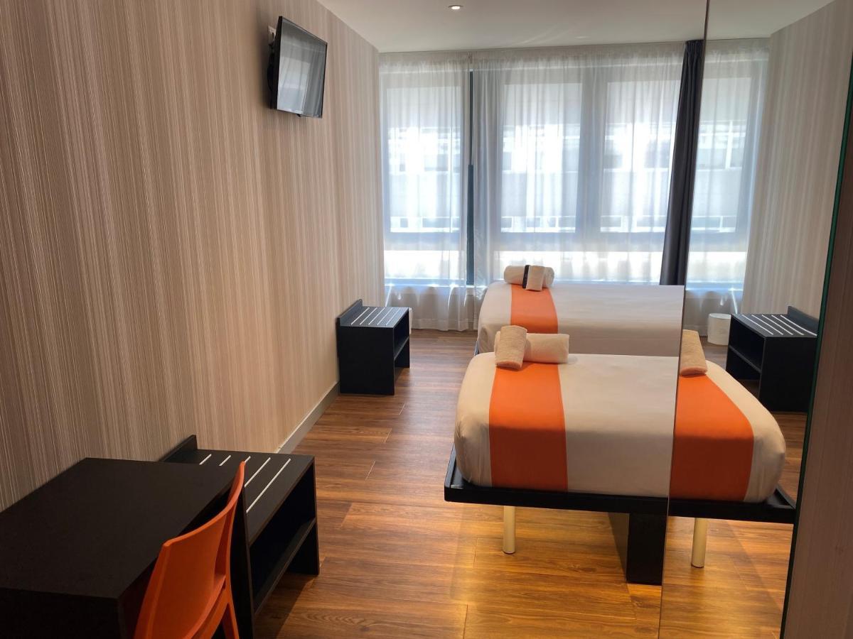 Easyhotel 2*