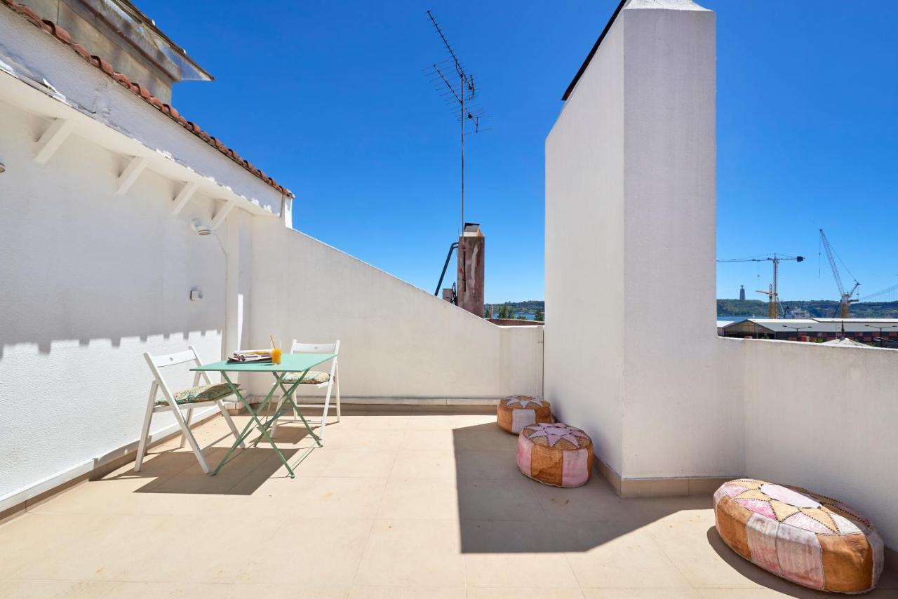 Sunny With Terrace.river View! Apartment