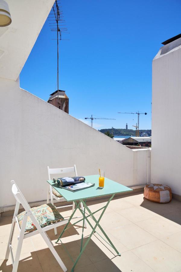 Sunny With Terrace.river View! Apartment *