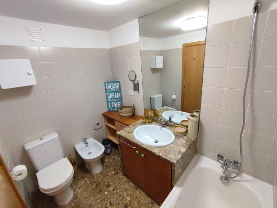 Near Airport & Citycenter Free Parking Lisbon