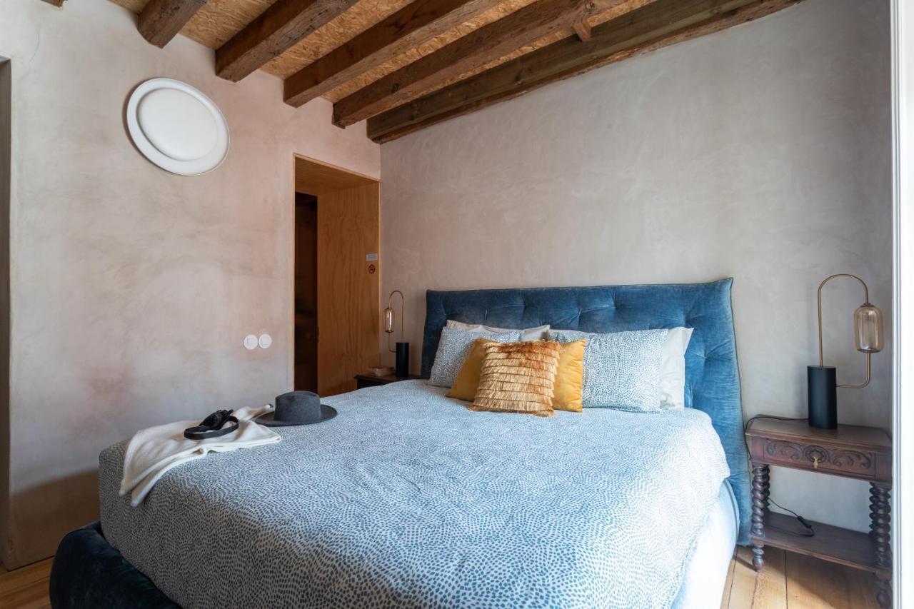 Bedroom In The 18th Century Style Homestay Lisbon