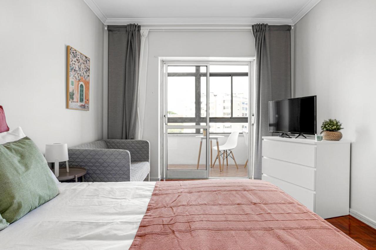 Wonderful Shared In Alfornelos - Near Metro! Guest house
