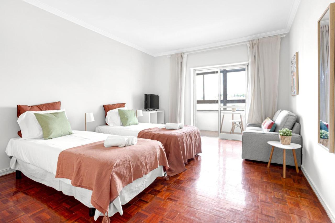 Wonderful Shared In Alfornelos - Near Metro! Guest house
