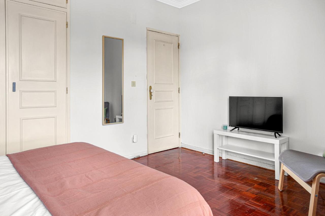 Wonderful Shared In Alfornelos - Near Metro! Guest house