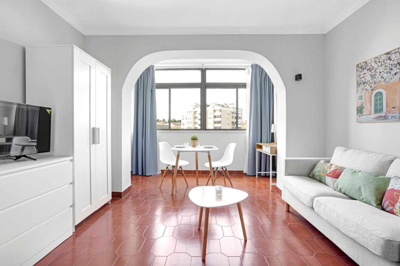 Wonderful Shared In Alfornelos - Near Metro! Guest house Lisbon
