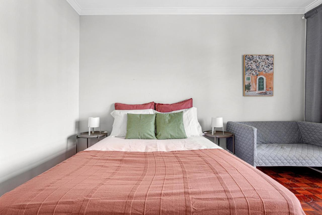 Wonderful Shared In Alfornelos - Near Metro! Guest house