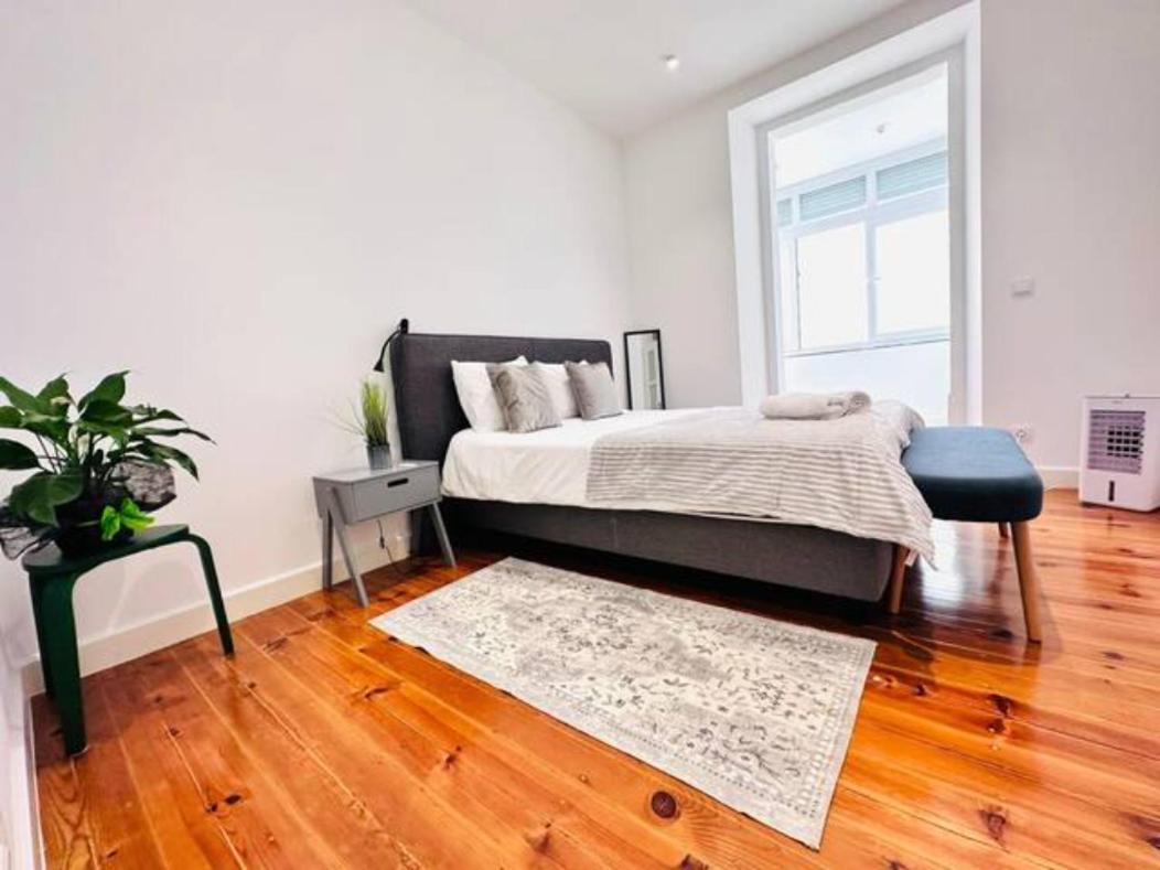 Large Flat Up 8pp * Lisbon