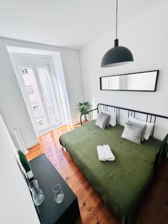 Large Flat Up 8pp Apartment Lisbon