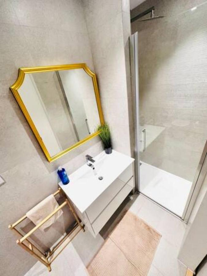 Apartment Large Flat Up 8pp