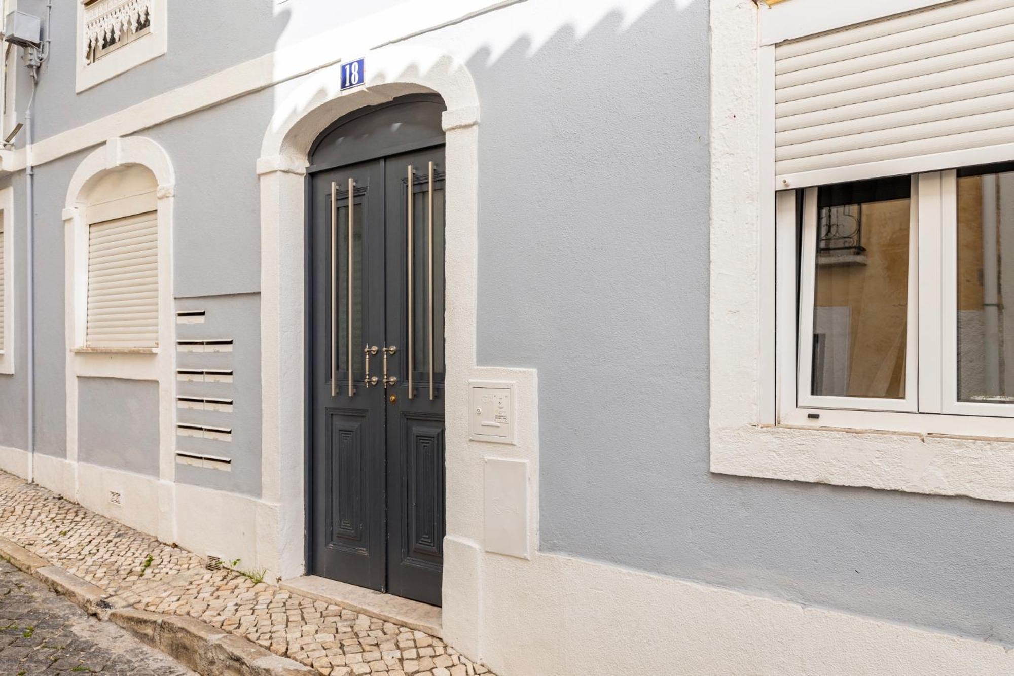 Avenida Da Liberdade Area, Bright And Newly Renovated 2 Bedroom Apartment, Historical Center Lisbon
