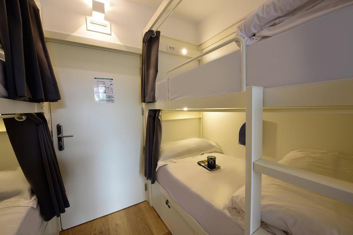 Hostel Room00 *