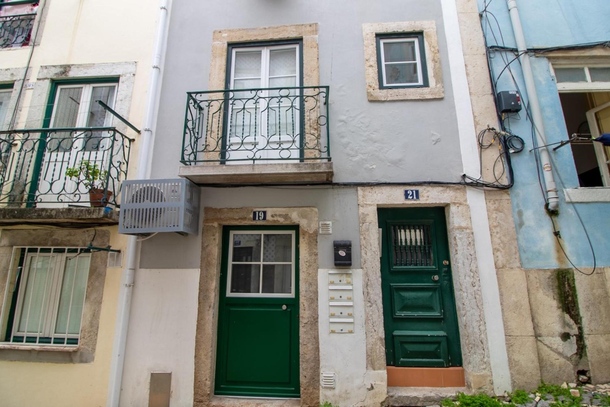 Cosy Retreat In Madragoa -lisbon Apartment *