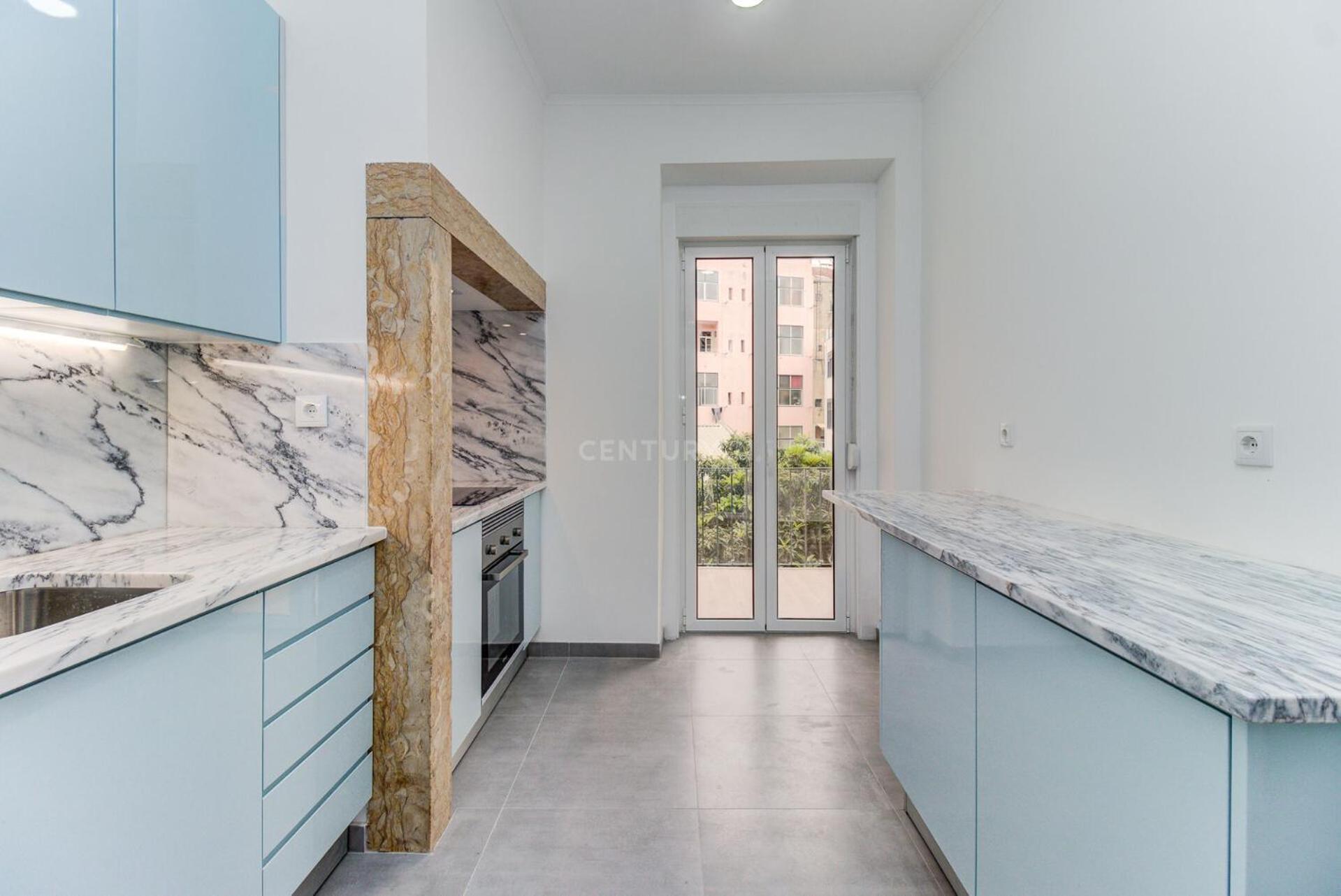 Quarto Aconchegante Com Janela E Vista Para Cidade Lisbon