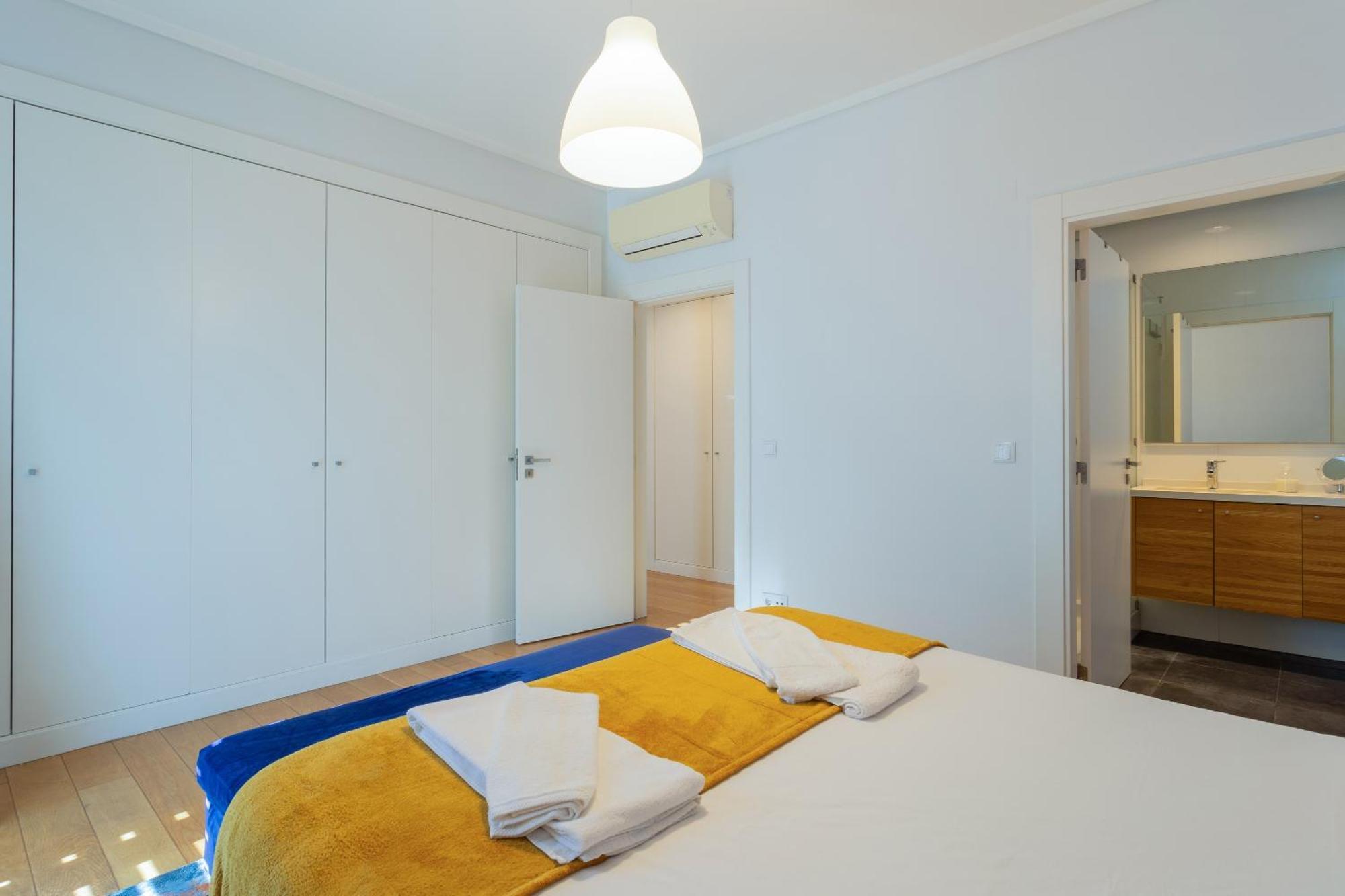 Apartment Ldapartments - Spacious Haven W/lift&garage *