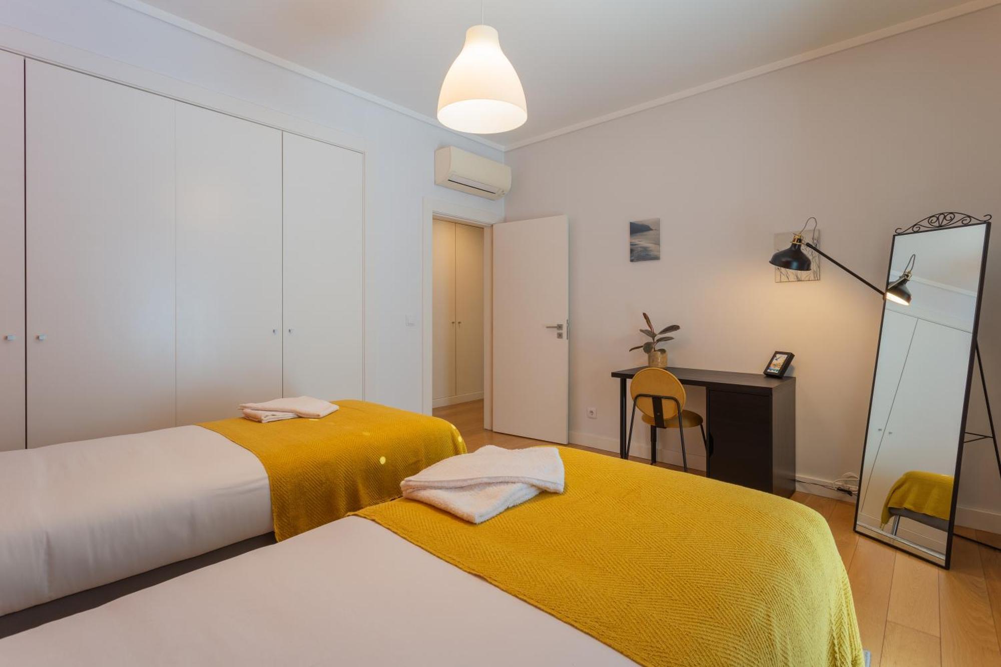 Ldapartments - Spacious Haven W/lift&garage Apartment *