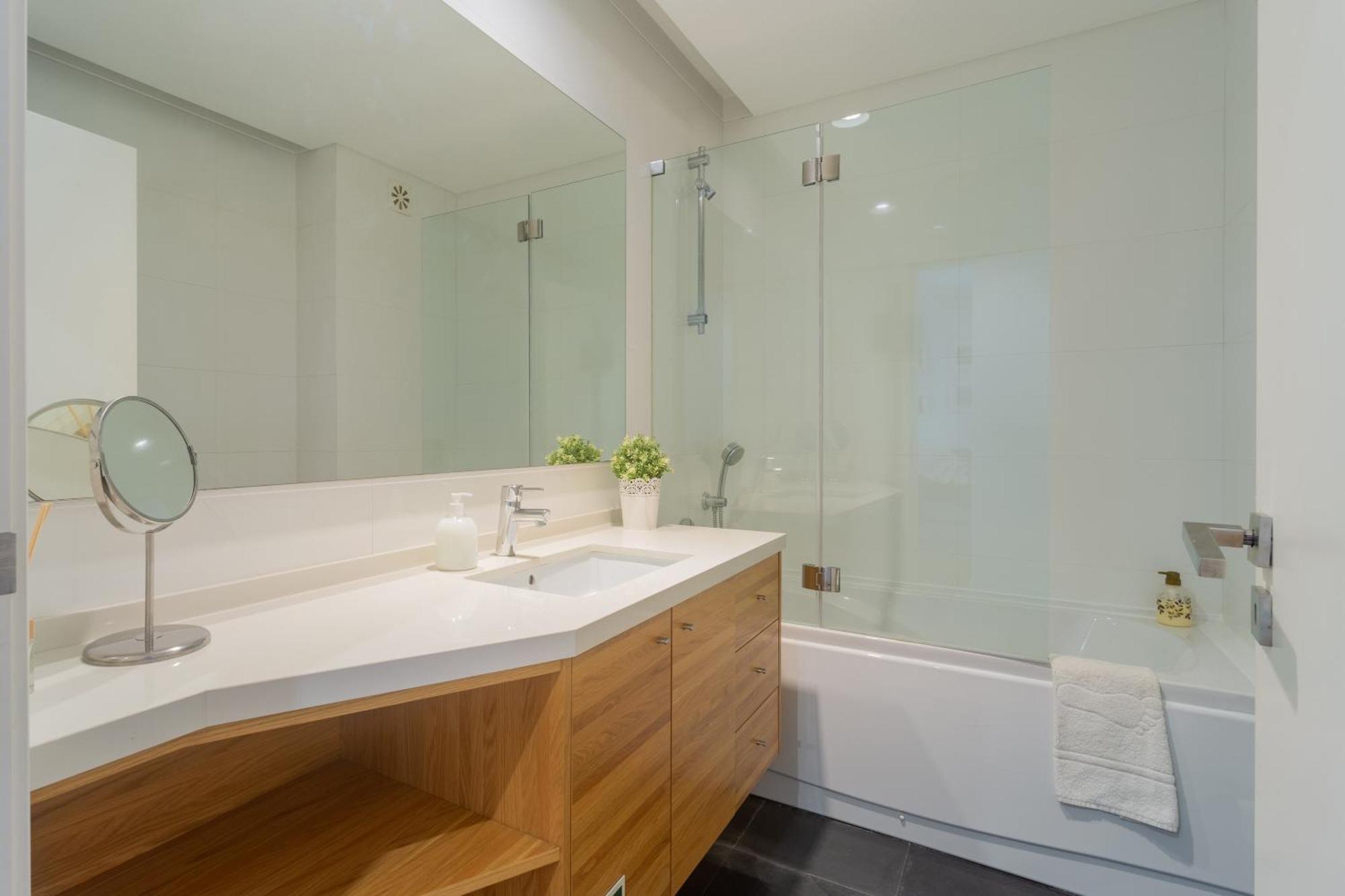 Apartment Ldapartments - Spacious Haven W/lift&garage *