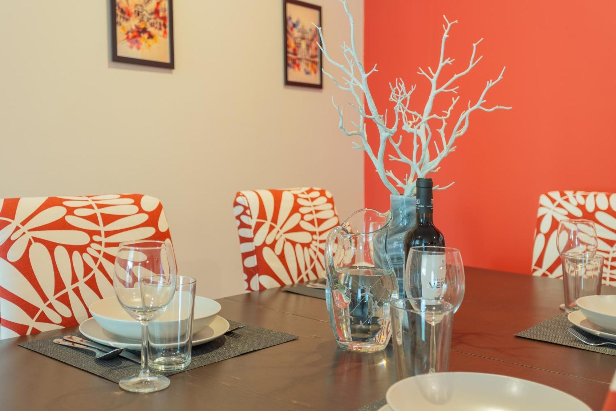 Ldapartments - Spacious Haven W/lift&garage Apartment