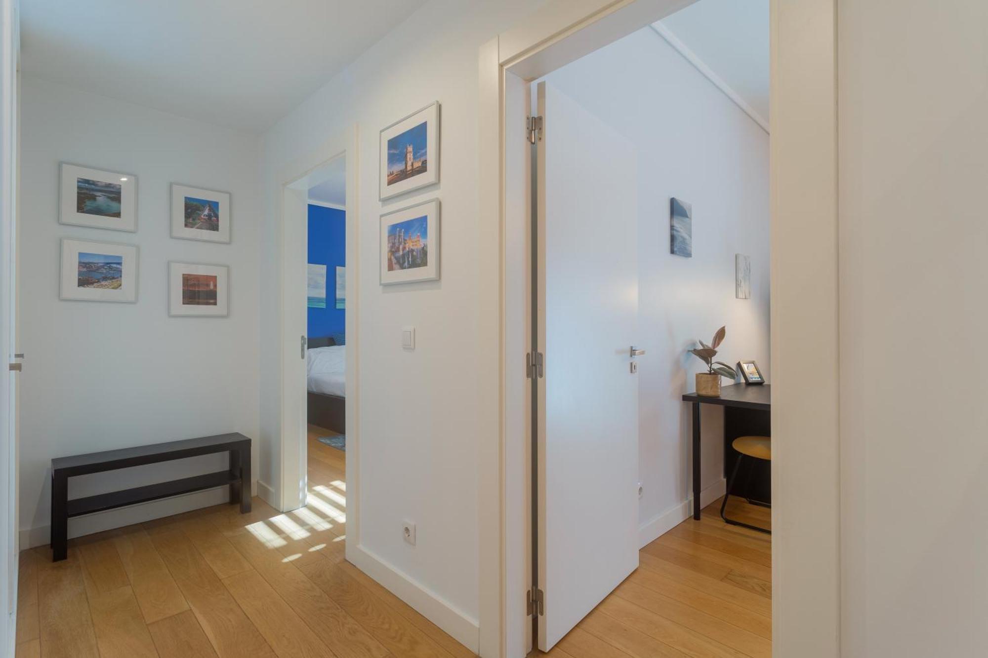 Ldapartments - Spacious Haven W/lift&garage Apartment *