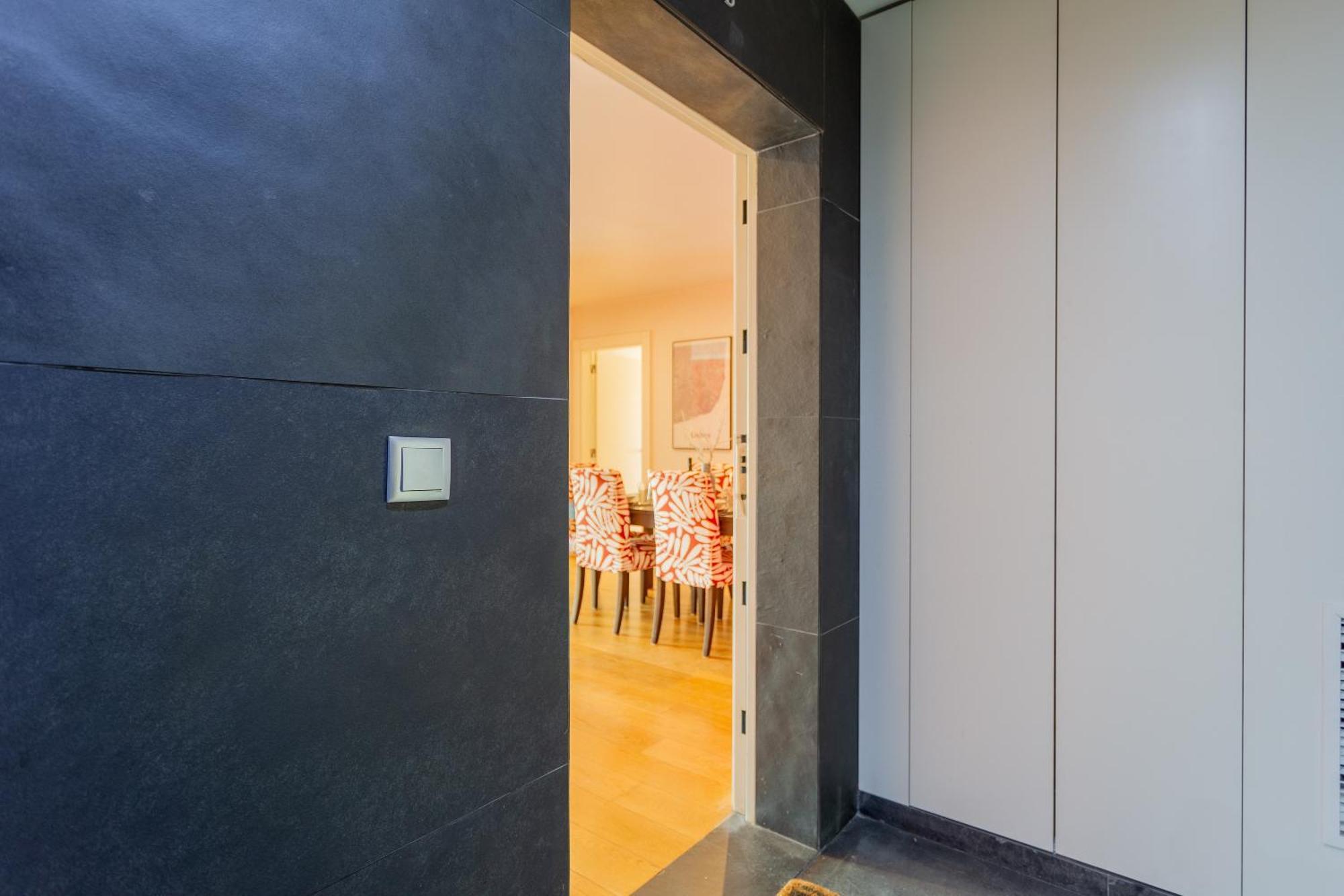 Apartment Ldapartments - Spacious Haven W/lift&garage