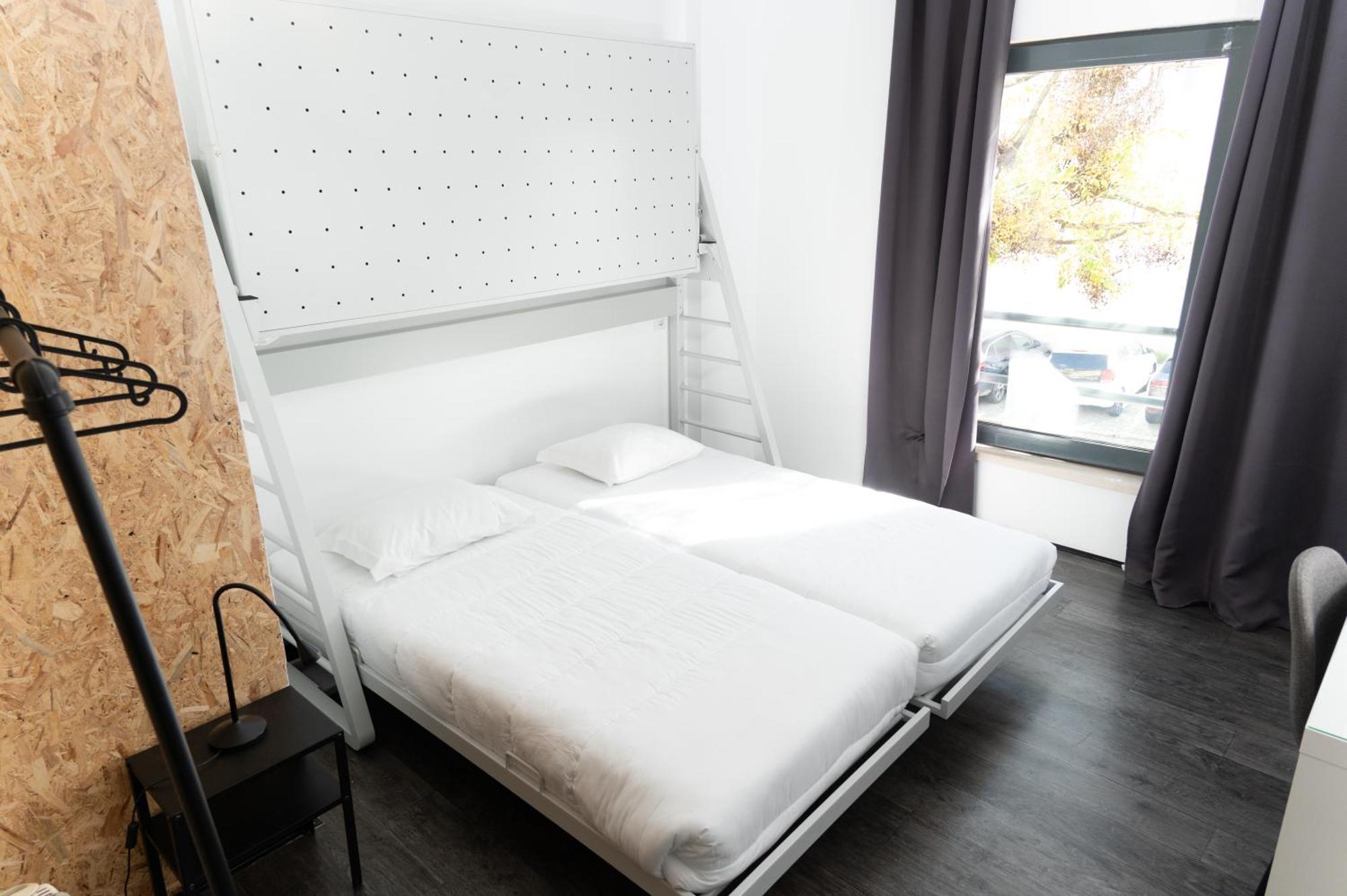 Hostel Hi Parque Nacoes - De Juventude Lisbon