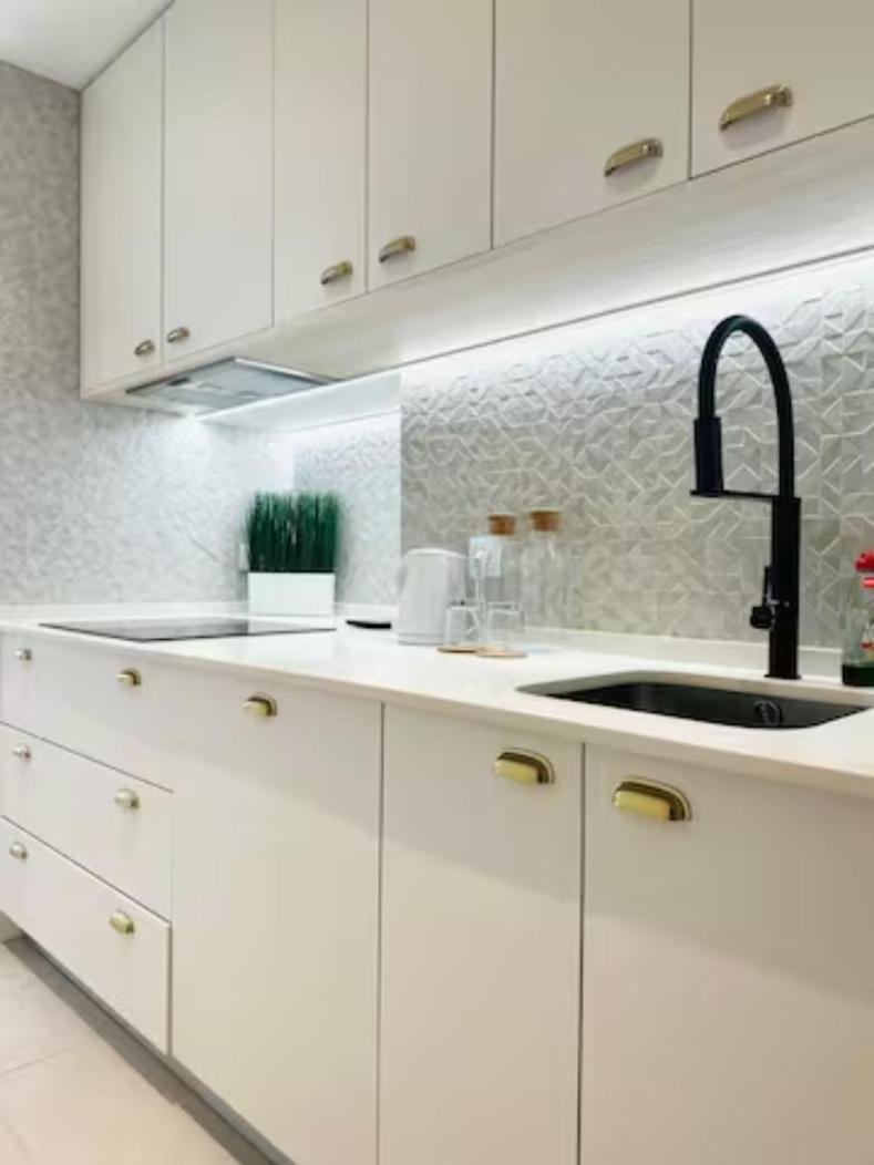Large Flat Up 8pp * Lisbon