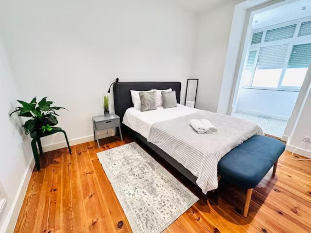 Large Flat Up 8pp * Lisbon