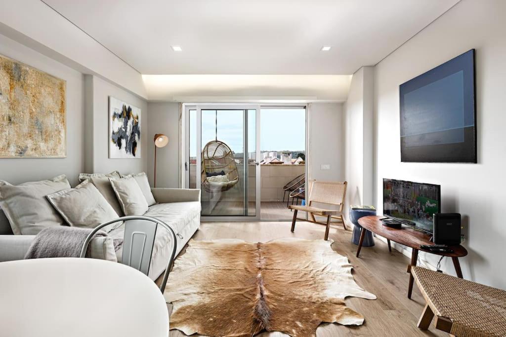 Central With Balcony Apartment *