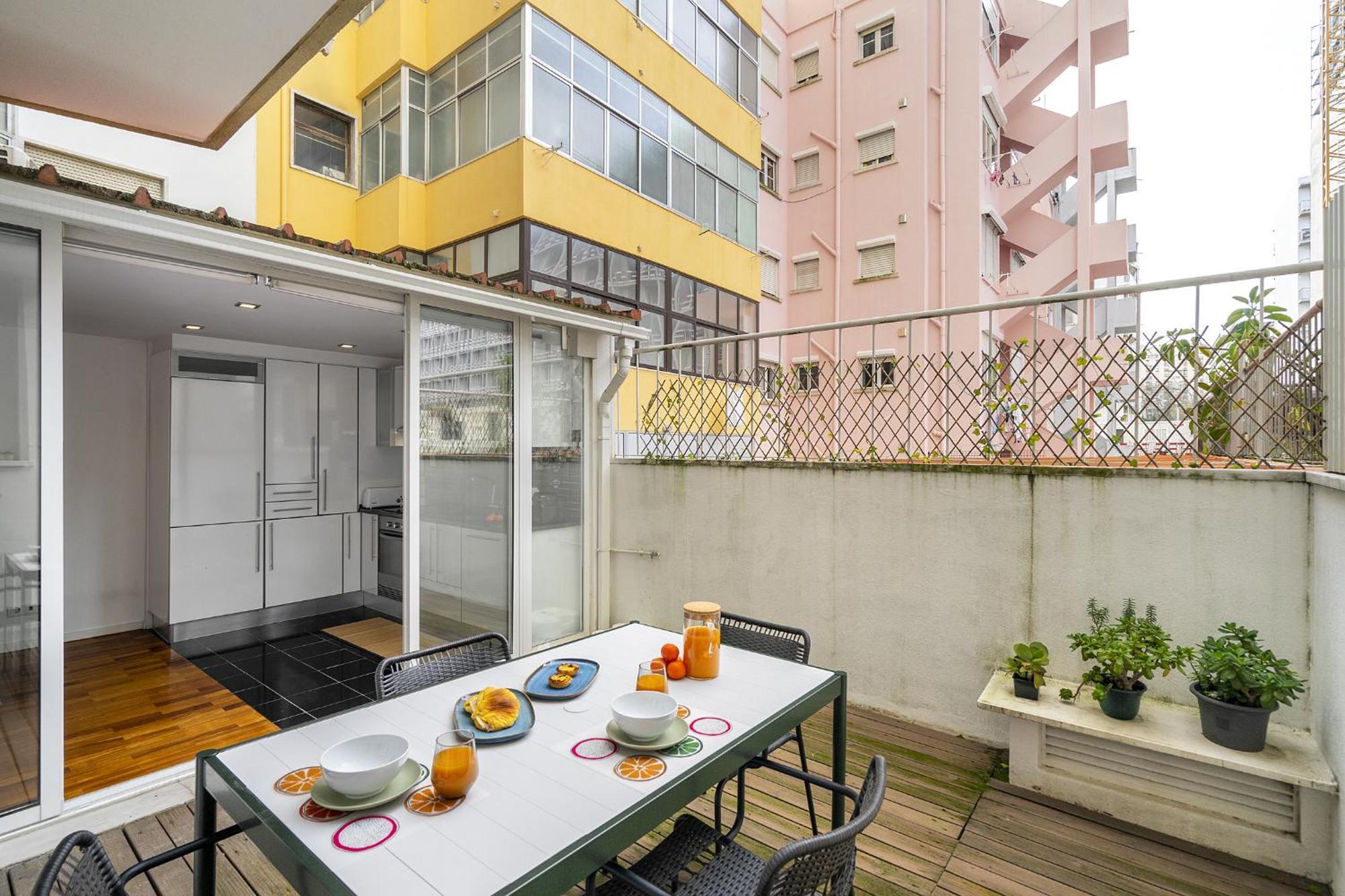 Whome Serenity: Entrecampos Terrace Haven Lisbon