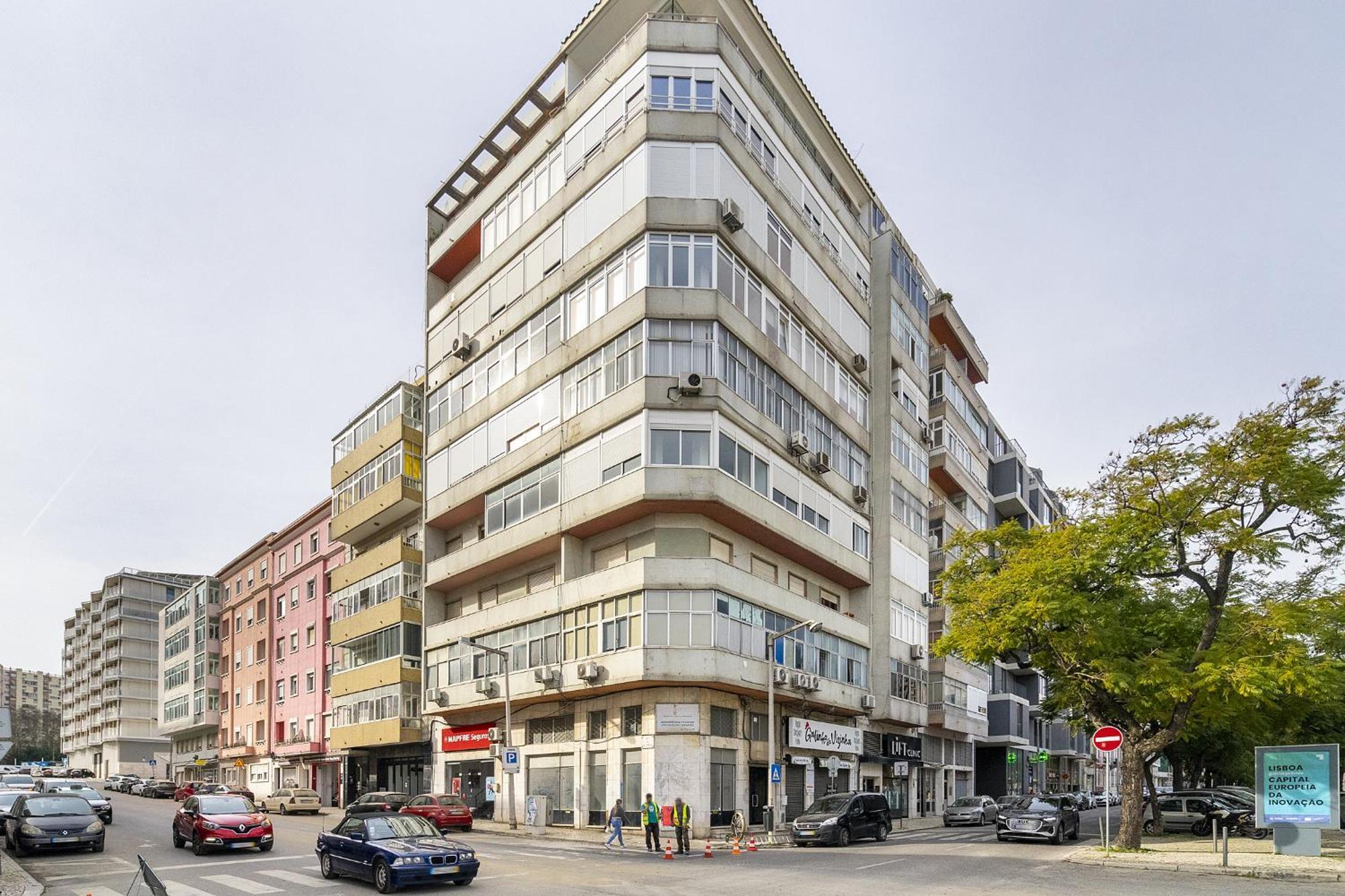 Whome Serenity: Entrecampos Terrace Haven Apartment Lisbon