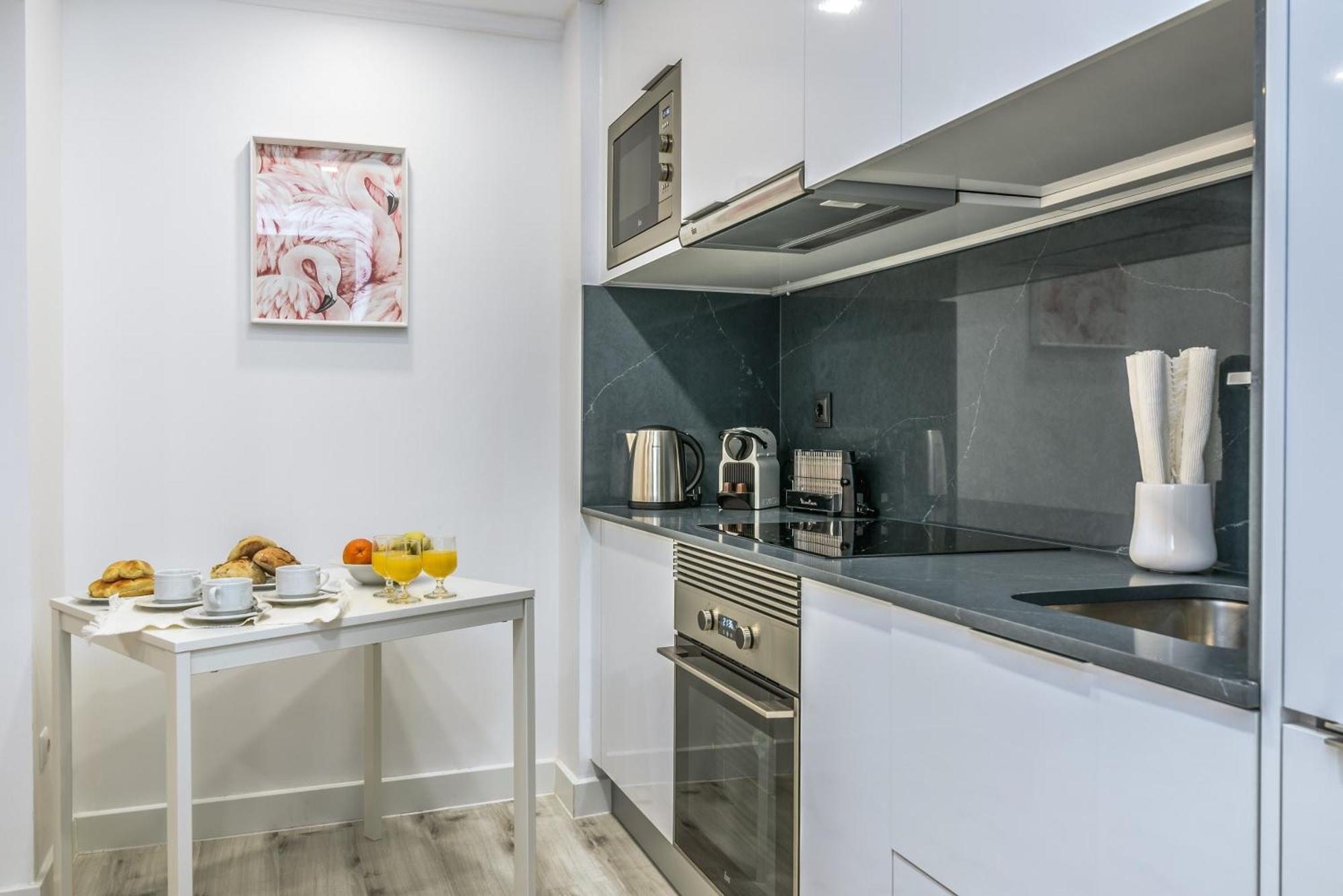 Whome Chic Escape: Your Stylish Haven In Downtown Apartment