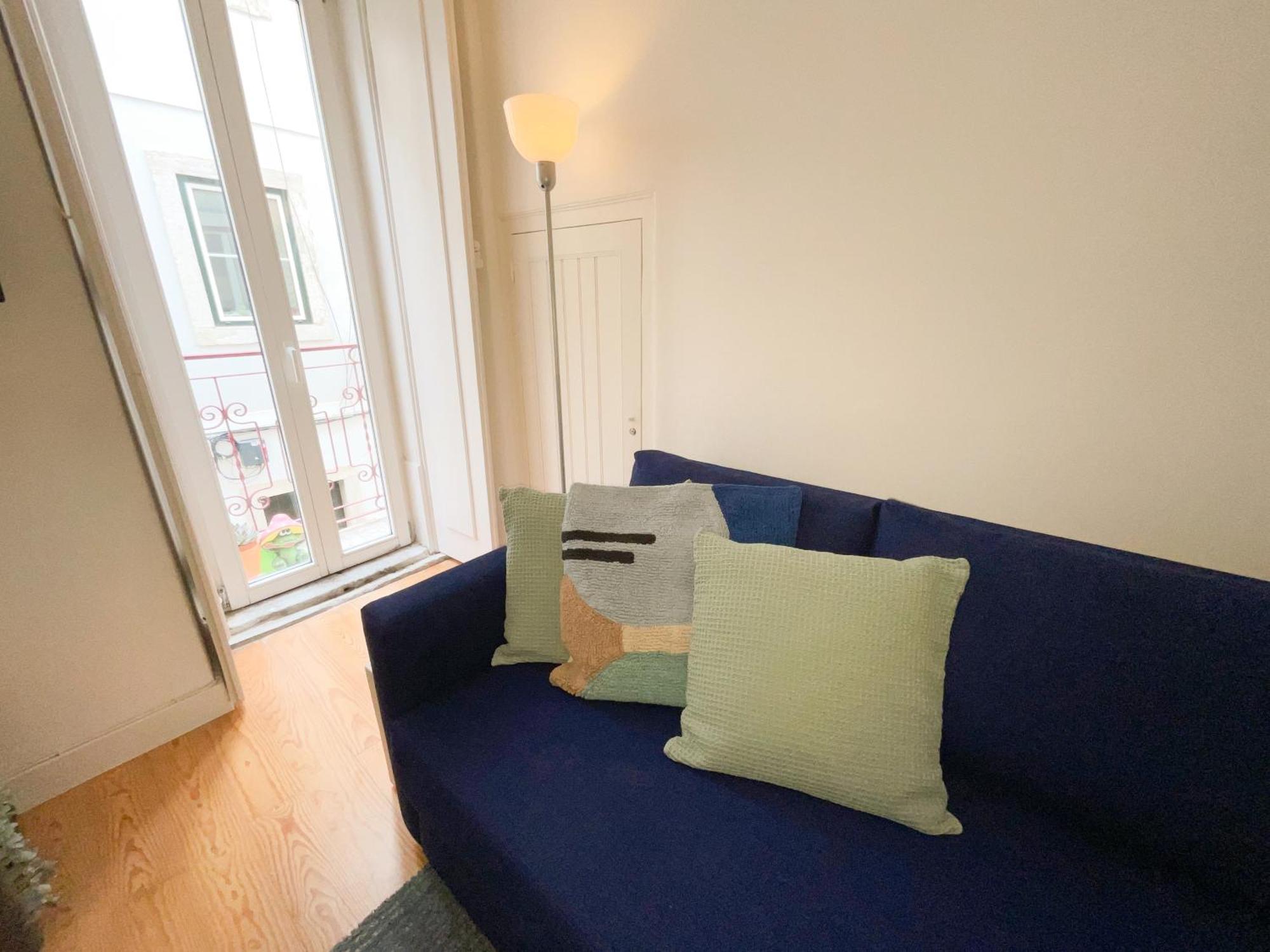 Charming Santos W/ Patio Apartment Lisbon
