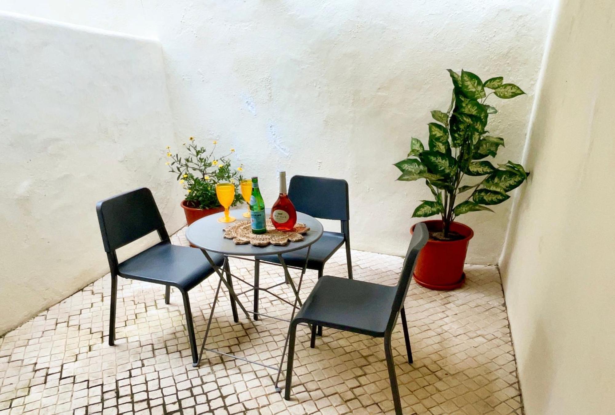 Charming Santos W/ Patio * Lisbon