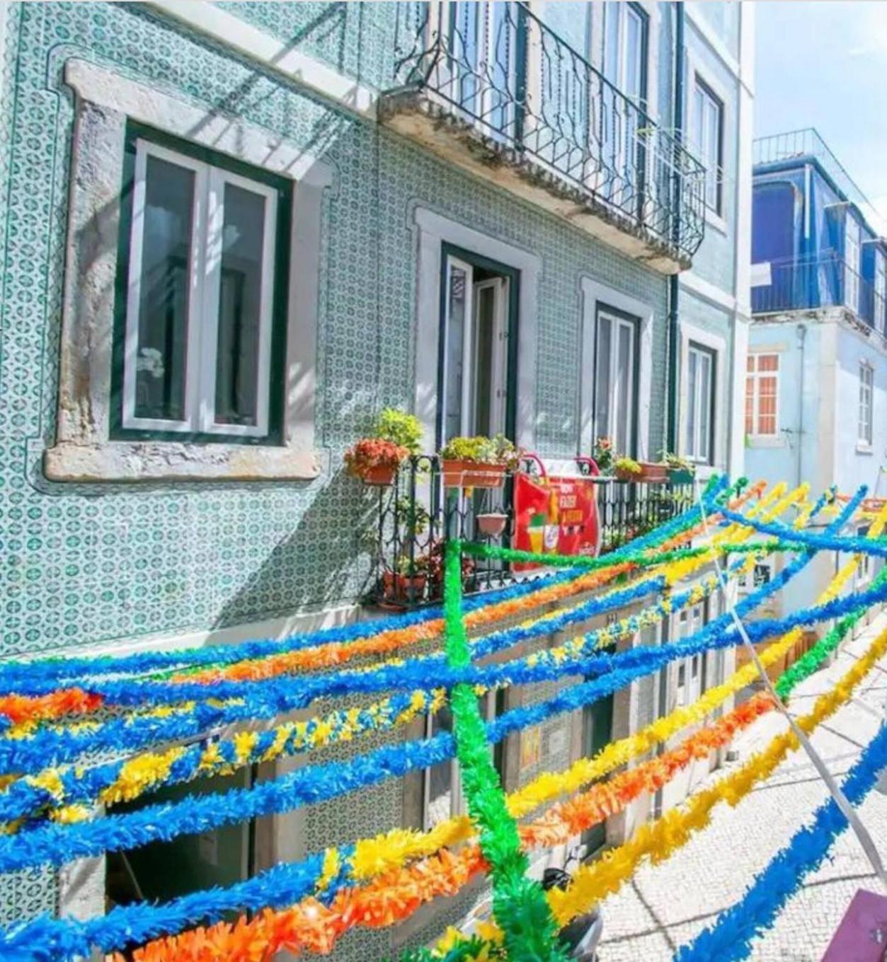 Charming Santos W/ Patio Apartment Lisbon