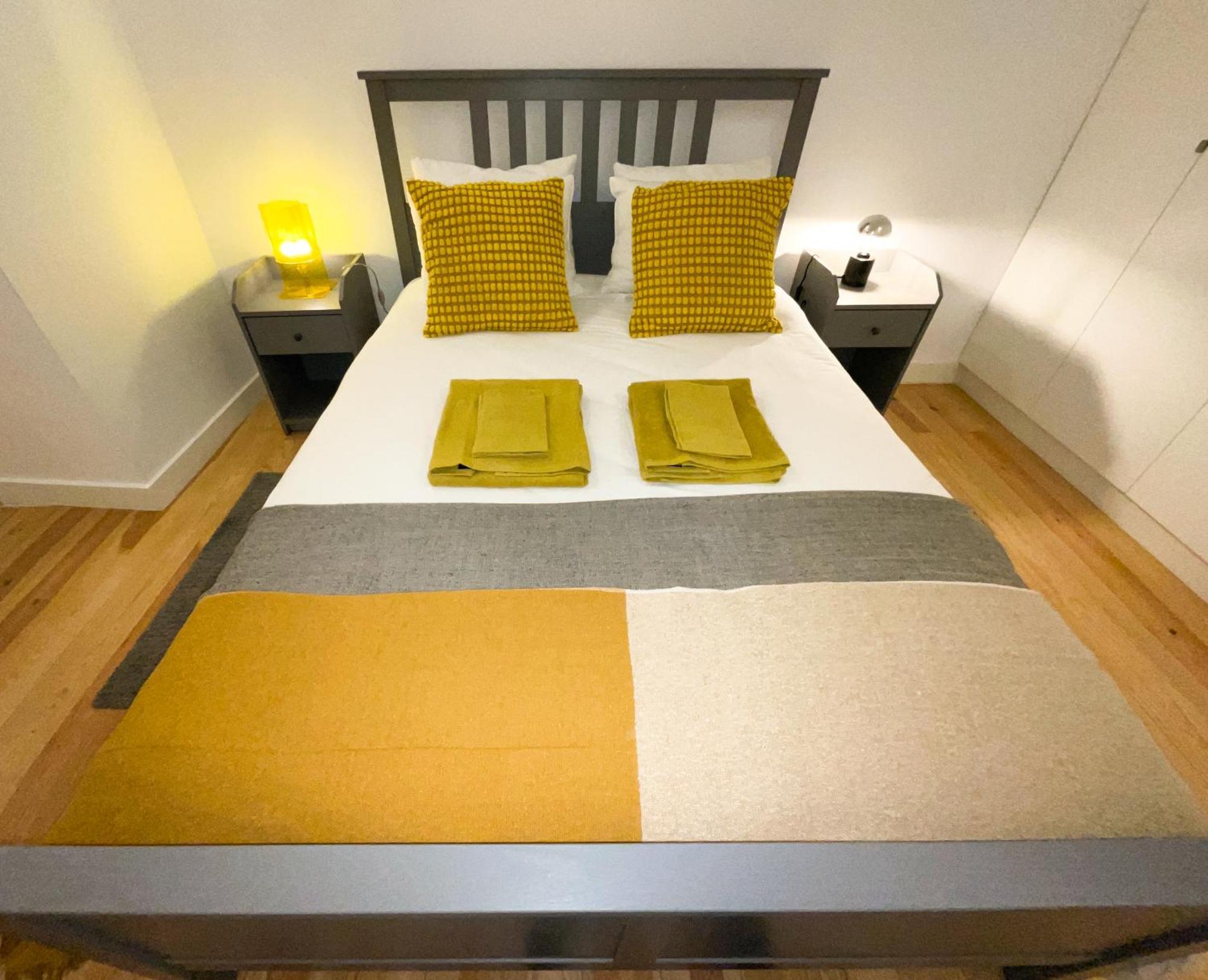 Charming Santos W/ Patio Apartment Lisbon